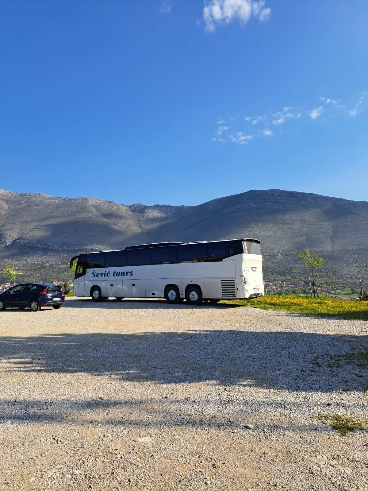 Šević Tours autobus na putovanju u planinskom predelu